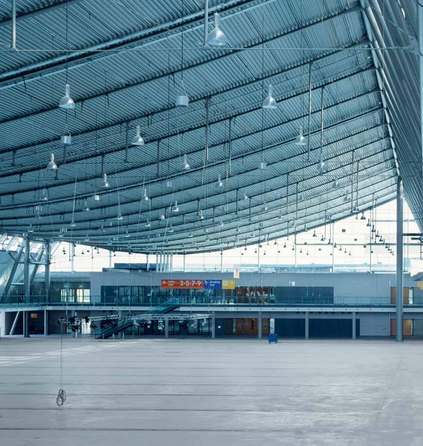 A R C H I T E K T Ú R A Výstavný skvost AUTOR: MARKUS HONSIG FOTO: MESSE STUTTGART Po troch rokoch výstavby je výstavisko Messe Stuttgart k dispozícii verejnosti.