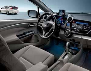 Insight: elektrina mu iba pomáha Honda Insight je vynikajúcim príkladom, ako možno implantovať hybridnú technológiu do takmer štandardného auta. Nehrá sa na elektromobil ani na spasiteľa planéty.