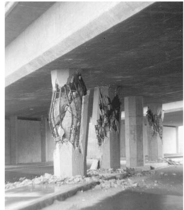 Avarierea uei pile de la viaductul Hashi î timpul cutremurului di 995 di Kobe, Japoia (a) şi cedarea di forţă tăietoare la pilele uui viaduct la cutremurul Sa Ferado, SUA, di 97 (b), Moehle şi