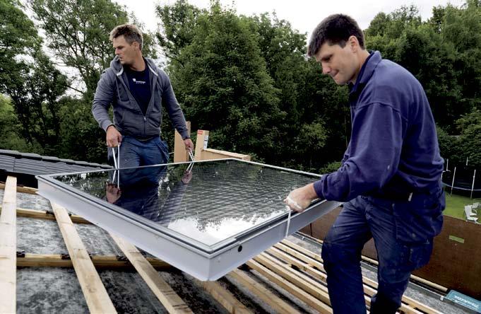 52 Instalater Maj 2010 Enostavna vgradnja solarnih kolektorjev VELUX Vgradnja solarnih kolektorjev VELUX je zelo enostavna.