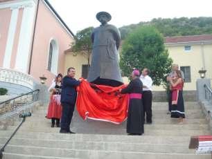 Gjergj Marku Rrëshen FESTË PËR POETIN MJEDA Bushat- Kukël, 1 gusht 2012 Një veprimtari multidimensionale ka shoqëruar 75 vjetorin e Vdekjes së klerikut të njohur katolik, poetit të madh kombëtar Dom