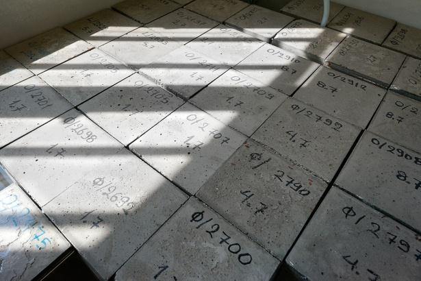 τα ειδικά πρόσμικτα και να ελεγχτεί ο χρόνος παραγωγής του σκυροδέματος. 4.