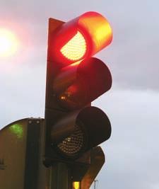 A vida útil das lámpadas utilizadas nos semáforos actuais é inferior ás 8.000 horas fronte ás 100.000 horas de vida dos LED (o número de fallos é inferior ao 3% despois de 100.