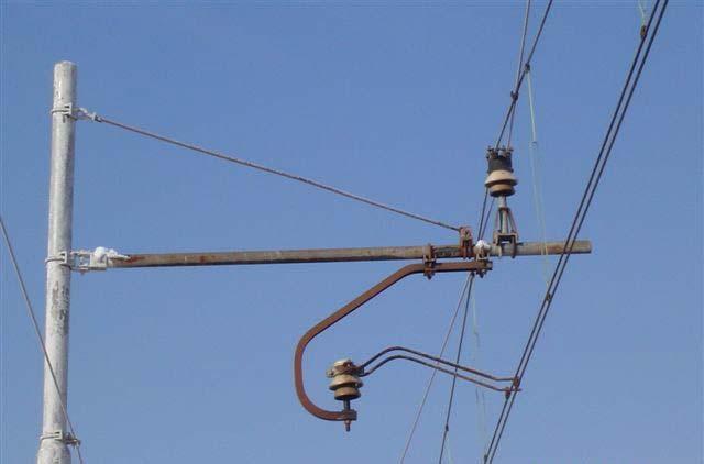 4 VOZNO OMREŽJE Vozno omrežje služi prenosu električne energije od ENP do električnega vlečnega vozila. 4.1 Elementi voznega omrežja Na sliki 4.