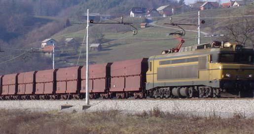 6 PORABA ELEKTRIČNE ENERGIJE PRI VLEKI VLAKOV Porabo električne energije pri vožnji določenega vlaka je zelo težko oceniti, ker se z gibanjem vsak trenutek spreminja električna in mehanska moč