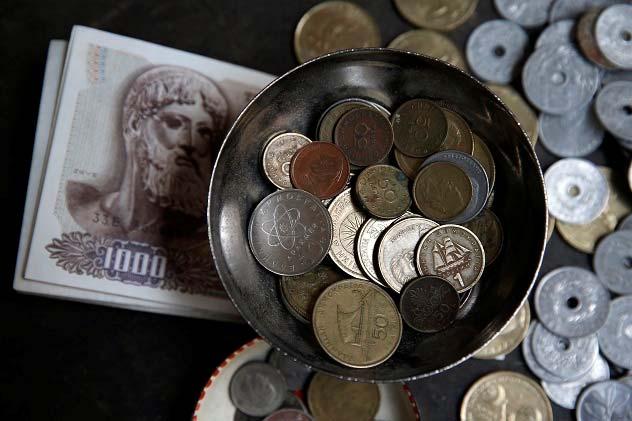 Mince a bankovky bývalej gréckej meny drachma ponúkané na predaj na pouličnom trhu v Aténach začiatkom júna 2015. Zdroj: TASR A čo grécki hotelieri? Nepocítili pre krízu odliv turistov?