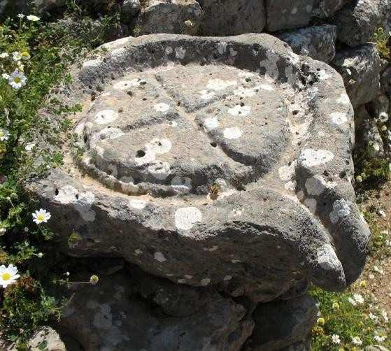 Επιπρόσθετα, διάσπαρτα παλιά ελαιουργεία στην ευρύτερη περιοχή µαρτυρούν τον ισχυρό δεσµό της ελαιοκαλλιέργειας µε την καθηµερινότητα των κατοίκων. Εικόνα 2.