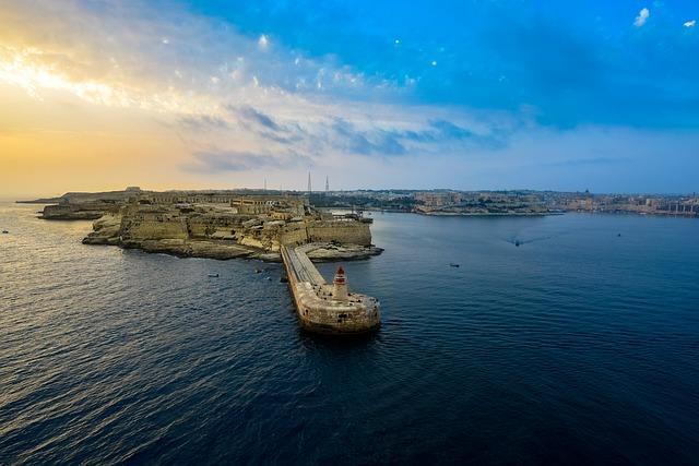 Πόλη επιβλητική, χτισμένη από τους κορυφαίους μηχανικούς της εποχής για τους Ιωαννίτες Ιππότες το 1566, υπό την αιγίδα της Unesco από το 1980.