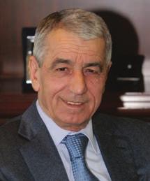 ΟΔιαµαντής Μασούτης είναι πρόεδρος και αναπληρωτής διευθύνων σύµβουλος της εταιρείας που ίδρυσε ο ίδιος, «Διαµαντής Μασούτης Α.Ε.». Γεννήθηκε το 1941 στο Άδενδρο Θεσσαλονίκης.