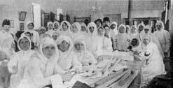 ..) Оваа фотографија сведочи дека Турчинките од повисокото општество, сопруги, вереници и загрижени мајки, решиле, наспроти муслиманската традиција, да работат во болниците (.