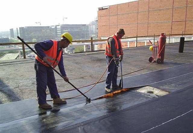 Na bokoch je výlez pripevnený k stene pomocou kotviacich prvkov. Vonkajší rozmer poklopu je 1100 x 1325 mm a je pripevnený pomocou pántov k osadzovaciemu rámu.
