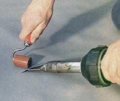 Po zakotvení sa ich styčné špáry prelepia samolepiacou textilnou páskou šírky 20 mm a následne sa prekryjú pásikom fólie hrúbky 2 mm, šírky 120 mm, privareným na okrajoch.