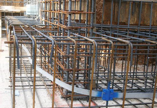Θ κεμελιακι γείωςθ ονομάηεται ζτςι λόγω του ότι μπαίνει ςτα κεμζλια τθσ εγκατάςταςθσ και πλζον με τον ΕΛΟΣ HD 384 ςυνιςτάται αλλά δεν είναι υποχρεωτικι.
