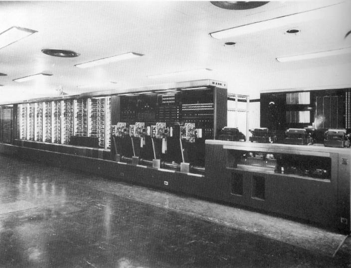 4m, težinu od preko 4.5 tone. Mark I mogao je da pohrani u memoriji (korišćenjem elekromehaničkih prekidača) 72 broja od po 23 dekadne cifre.