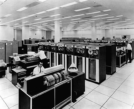 18 1 Računarstvo i računarski sistemi Tržištem ovih računara dominira kompanija DEC Digital Equipment Corporation sa svojim serijama računara PDP i VAX.