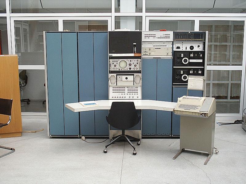 Massachusetts Institute of Technology). Slika 1.6: Mejnfrejm računar: IBM 7094.