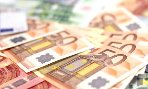 Την ίδια στιγμή, ένας άλλος κύριος, μπαίνοντας μέσα της λέει: -Σας κάνω 93 κιλά κυρία... Εκείνη, χωρίς να απαντήσει, ανεβαίνει πάνω στη ζυγαριά και ως εκ θαύματος η ζυγαριά τη δείχνει 93 κιλά.