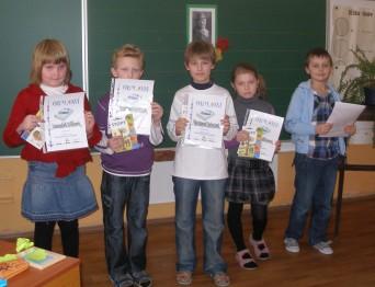 Plnili tri úlohy, za ktoré si vyslúžili farebný kvietoček. Ten na konci cesty prilepili na rozprávkový plagát, ktorý ich bude v septembri čakať v škole, aby im pripomenul slávnostný zápis.