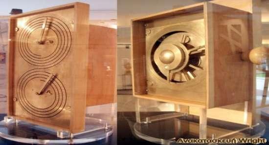 Ανακαλύφθηκε σε ναυάγιο ανοικτά του Ελληνικού νησιού Αντικύθηρα μεταξύ των Κυθήρων και της Κρήτης. Με βάση τη μορφή των ελληνικών επιγραφών που φέρει χρονολογείται μεταξύ του 150 π.φ. και του 100 π.φ., αρκετά πριν από την ημερομηνία του ναυαγίου, το οποίο ενδέχεται να συνέβη ανἀμεσα στο 87 π.