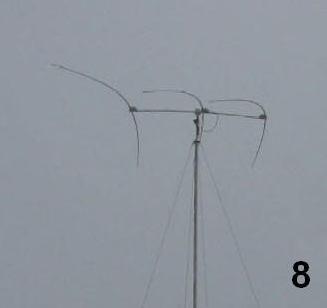 Η κεραία τροφοδοτείται μέσω ενός καλωδίου coaxial 50 Ωμ και στο σημείο τροφοδοσίας της υπάρχει ένα ειδικό current balun (Εικόνα 7), το οποίο σχεδίασε ο Dr Jerry Sevick W2FMI και προσαρμόζει την