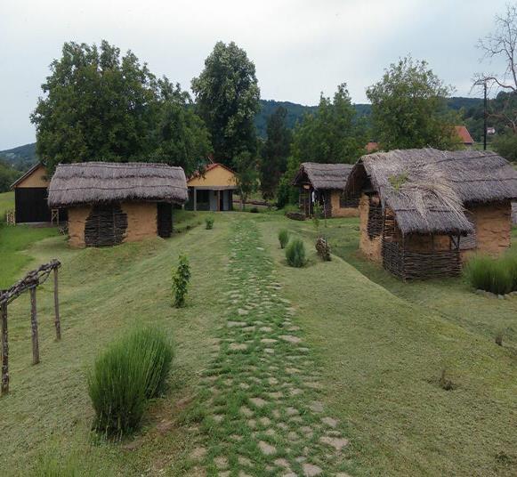 Ђавоља варош (лево); Археолошки локалитет у Плочнику (десно) За посетиоце бање организују се посете различитим туристичким мотивима у околини (www.prolombanja.com/izleti.