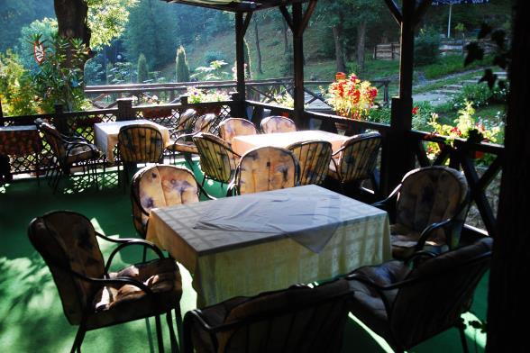 За смештај гостију користе се хотел Излетник (100 лежаја), Српска круна, затим Дом одмора (40 лежаја), као и тридесетак лежаја у приватном смештају.