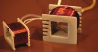 vمشخصات 1 = 220V, v 2 = 12V, I 2 = 3A ترانسفورماتور 2 برای پیچیدن سیم روی قرقره الزم است تا ابتدا مغزی چوبی ساخته شده را به داخل قرقره هدایت کنید و سپس مجموعه را روی بوبین پیچ سوار کرده و اقدام به