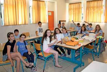 Τα παιδιά έγραψαν, σκηνοθέτησαν και έπαιξαν μικρά θεατρικά σκετς στα γαλλικά, εμπνεόμενα από την ύλη και το βιβλίο που διδάχθηκαν φέτος.