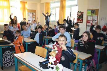 Οι καθηγήτριες των Γερμανικών χωρίσαμε τα παιδιά σε δύο ομάδες, και με τα πολύχρωμα πασχαλινά καλαθάκια τους,έψαξαν να βρουν τα κρυμμένα αυγά.