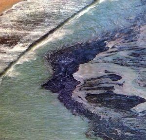 ΚΕΦΑΛΑΙΟ 3 : ΕΠΙΠΤΩΣΕΙΣ ΠΕΤΡΕΛΑΙΟΥ ΣΤΗΝ ΘΑΛΑΣΣΑ Ποσότητες πετρελαίου που λόγω ατυχήματος ή ανθρώπινης αμέλειας διαρρέουν και εξαπλώνονται στην επιφάνεια της θάλασσας, αποτελώντας μία από τις