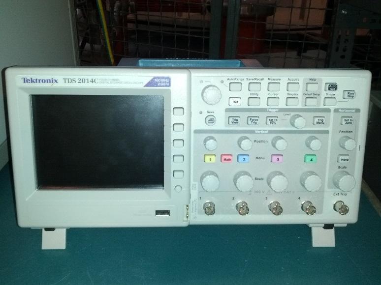 2 Παλμογράφος Ο παλμογράφος Tektronix TDS 2014C είναι ένα από τα σύγχρονα μοντέλα της εταιρίας Tektronix και διαθέτει 4 κανάλια, καθώς επίσης και θύρα USB για τη διασύνδεση με εκτυπωτή ή