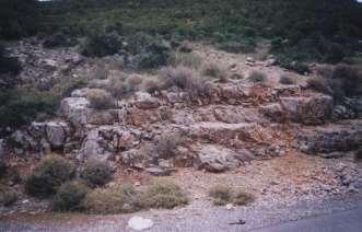 5.2.11. Μέσα ασυνεχειών και καρστ Σε υδροφόρους ορίζοντες που αναπτύσσονται μέσα σε ασυνέχειες και πολύ περισσότερο σε καρστικούς υδροφόρους ορίζοντες το έργο του εμπλουτισμού είναι πολύ πιο εύκολο.