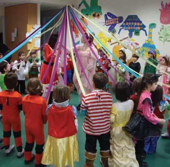 της συγγραφέως «Τρελλοδαγκωνίτσες». Μέσα από την παράσταση, τα παιδιά βίωσαν το πώς δημιουργείται και εικονογραφείται ένα παραμύθι «μπροστά στα μάτια τους».