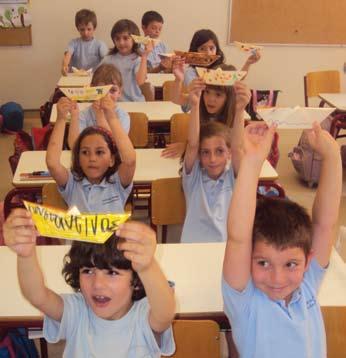 Δόθηκε η ευκαιρία σε κάθε νήπιο να απευθύνει ερωτήσεις στους μαθητές της Α Δημοτικού και στη δασκάλα τους, προκειμένου να γνωρίσει το καινούργιο περιβάλλον.