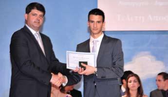 Η Δύση, ακολουθώντας την παράδοση της λογικής και της έρευνας, ορμάει να κατακτήσει τον κόσμο.