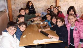 ΟΜΙΛΟΣ ΜΑΓΕΙΡΙΚΗΣ Οι μαθητές του Ομίλου Μαγειρικής, κατά τη διάρκεια της σχολικής χρονιάς, είχαν την ευκαιρία να δημιουργήσουν μοναδικές γαστρονομικές απολαύσεις όπως φοντάν καρότου, πιροσκί,