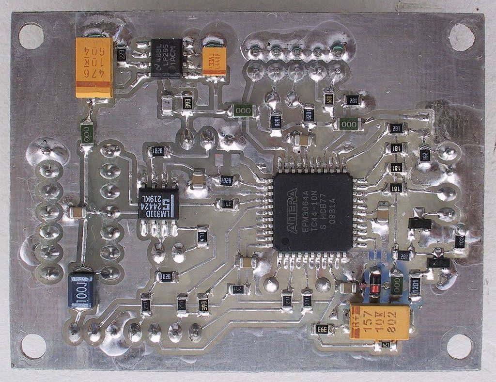 Matjaž Vidmar ATNC za Ne-Brezhibni protokol Prenovljena bitna sinhronizacija in skrambler sta zgrajena na enostranskem tiskanem vezju z izmerami 45mmX60mm.