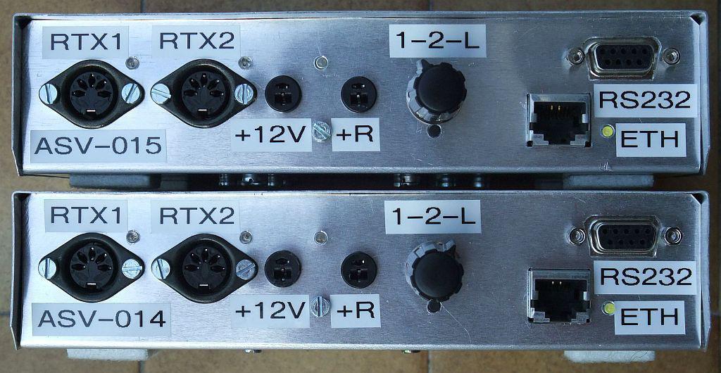 svetleče diode (dve DCD, RESET napajanja in LINK/ACT), šest vtičnic (dve radijski postaji,