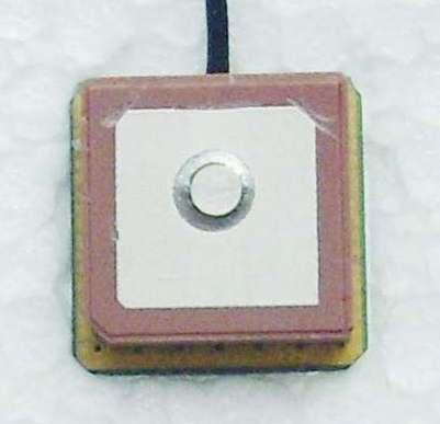 איור 16 אנטנת מיקרוסטריפ 15 X 15 mm למקלט GPS 3.6 אנטנות שבב כפי שנאמר לעיל, שימוש בחומרים דיאלקטריים ופיתול מהלך הזרם באנטנה יכולים להקטין את השטח הפיזי במידה רבה.