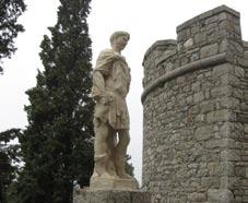 stoletja kot nadomestek propadajočega antičnega gradu, od katerega so danes vidne le ruševine.