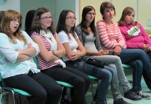 mi - vi - oni Gloria Šepec Prostovoljce Srednje zdravstvene in kemijske šole Novo mesto je v bolnišnici obiskal Miklavž Na povabilo koordinatorice prostovoljnega dela v Splošni bolnišnici Novo mesto