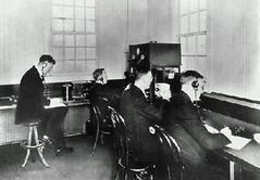Το 1906, παραμονή Χριστουγέννων, πραγματοποιήθηκε η πρώτη ραδιοφωνική εκπομπή.