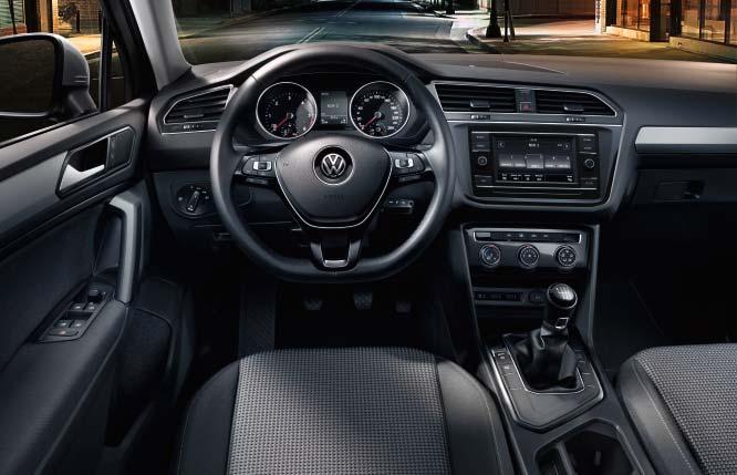 Active Το Tiguan διαμορφώνει τις τάσεις, ήδη από την έκδοση Active με το σπορ δερμάτινο τιμόνι και το δερμάτινο λεβιέ ταχυτήτων.