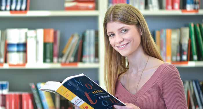 42 Αγγλική Φιλολογία και Γλωσσολογία (English Language and Literature) (4 ΧΡΟΝΙΑ, ΠΤΥΧΙΟ) Το πρόγραμμα Αγγλική Φιλολογία και Γλωσσολογία προσφέρει στους φοιτητές την δυνατότητα να αναπτύξουν τις