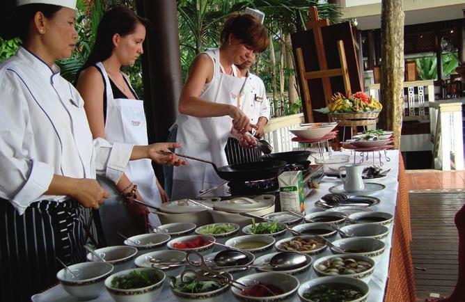 Kulinārijas skolā Taizemē (no kreisās: Kulinārijas skolas pavāre, Anete Dinne, dr. Iveta Mintāle) Anete Dinne Gastronomisko Zinātņu universitātes 1.