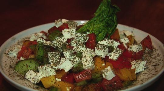 Grieķu salāti Recepti piedāvā Marta Rudzīte - 5 tomāti - 2 saldās paprikas - 1 garais gurķis - olīvas - Feta siers - 1 ēdamkarote olīveļļa - timiāns - baziliks - pipari - sāls Nomizo gurķi.
