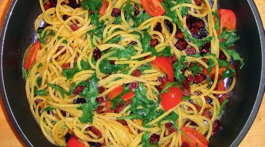 Spaghetti ar tomātiem Recepti piedāvā Anete Dinne - 500 g spaghetti - 8 10 ķiršu tomāti - 3 5 šķēles saulē kaltētu tomātu - saišķis rukolas - 3 ķiploka daiviņas - parmezāna siers - olīveļļa Uzvāra