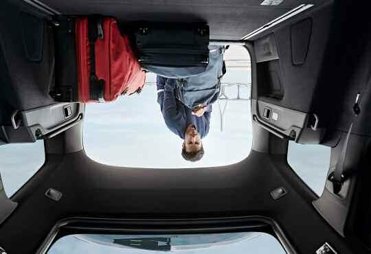 Μεταμορφώστε τον χώρο αποσκευών με το σύστημα «Magic Flat»: αναδιπλώνοντας το πίσω κάθισμα, ο χώρος αποσκευών αποκτά επίπεδη επιφάνεια και η
