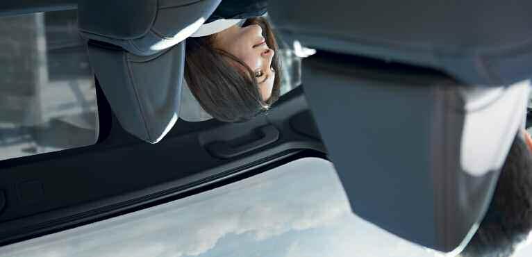 Ταξιδέψτε στην άνετη καμπίνα του νέου PEUGEOT 308 με θέα τον ουρανό: η γυάλινη πανοραμική οροφή CIELO* με ηλεκτρικό σκιάδιο είναι ένα παράθυρο στο
