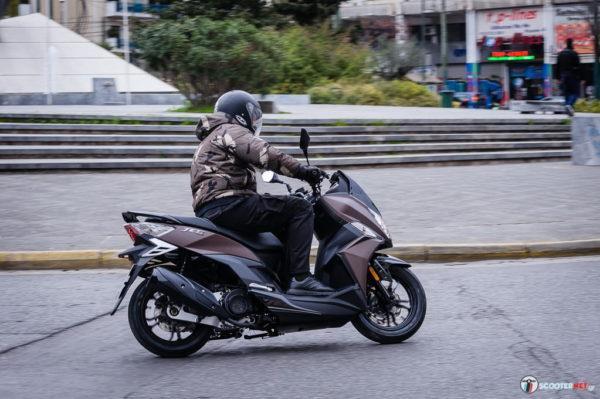 Το επίπεδο δάπεδο οδοντωτής επιφάνειας είναι πολύ βολικό κι αφήνει τα πόδια να κινούνται ανεμπόδιστα πάνω του.